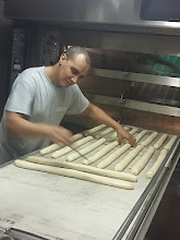 Le boulanger de Kasimir préparant les baguettes de tradition